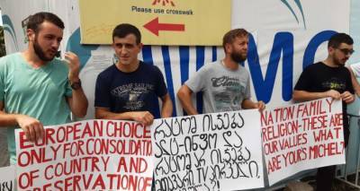Противники ЛГБТ устроили акцию протеста для Шарля Мишеля в Батуми