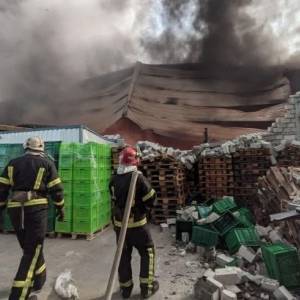 Пожар на складах в Киеве удалось потушить. Фото