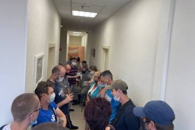 Петербуржцы пожаловались на отказ делать повторную прививку в пункте вакцинации в ТК «Гранд Каньон»