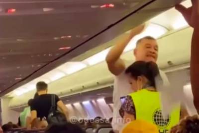 "Выводите его нах**!": пассажир рейса Одесса-Анталия отказался надеть маску и вызвал гнев у людей