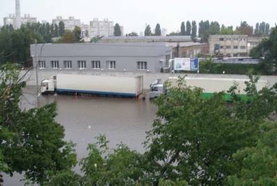 В Киеве из-за потопа уходят под воду автомобили (ФОТО)