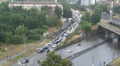 В Киеве ливень подтопил две станции метро