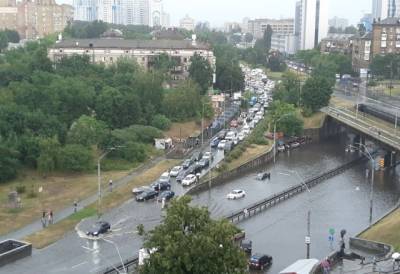В Киеве из-за потопа закрыта станция метро, автомобили «плавают» в воде (ФОТО)
