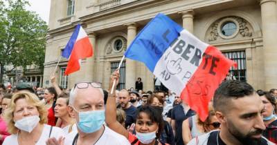 Во Франции протестующие разгромили два центра вакцинации