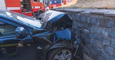 Страшная авария с двумя погибшими в Днепре: водитель на скорости врезалась в бетонную стену