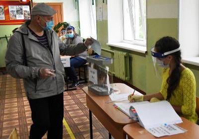 На избирательных участках запретили рукопожатия и еду