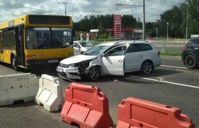 В Минске водителю стало плохо – машина протаранила металлическое ограждение
