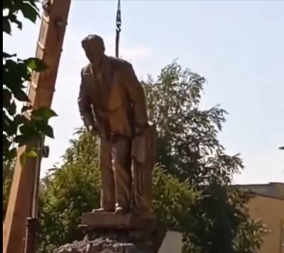 В Перми во время сноса сломался памятник Михаилу Калинину
