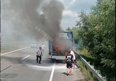 Автобус полный пассажиров загорелся посреди трассы Киев-Одесса: видео ЧП