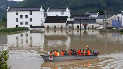 Две дамбы прорвало на притоке Амура в Китае