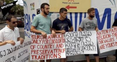 Противники ЛГБТ в Батуми встретили главу Евросовета акцией протеста - видео