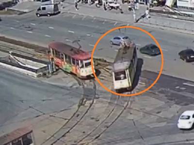 В Челябинске на оживленном перекрестке с рельсов сошел трамвай