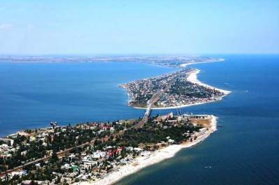 Мусор везде, а пляжи переполнены: туристы жалуются на курорты Азовского и Черного морей