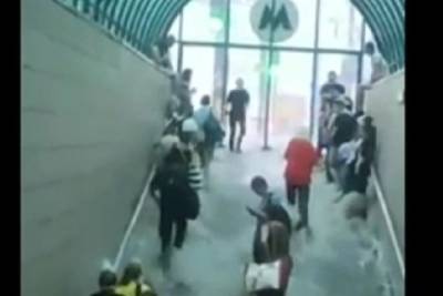 Появились видео потопа в Киеве: закрыли метро