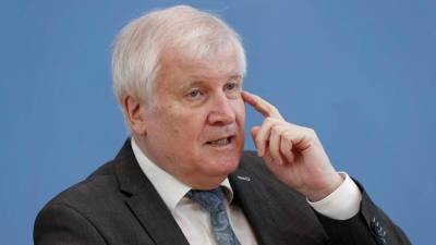 В Германии потребовали отставки министра внутренних дел