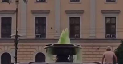 Фонтан цвета тархуна забил в Москве и попал на видео