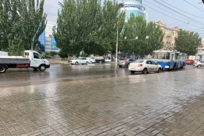 В центре Волгограда внезапно хлынул сильный дождь