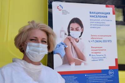 За прививку – бургер, за маску – мороженное: какие бонусы приготовили торговые центры для крымчан
