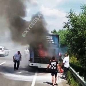 В Одесской области загорелся автобус с пассажирами. Видео