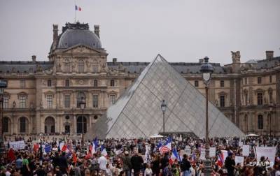 Ухудшение ситуации с COVID: Франция изменила правила въезда