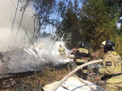 В Новошахтинске на заброшенной территории АТП произошел крупный пожар