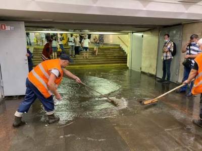 В Киеве станцию метро залило водой: как она выглядит после потопа
