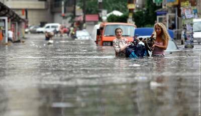В Киеве после ливня затопило улицы, тротуары и станции метро: грозит ли циклон Одессе? (видео)