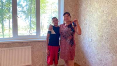 В Гатчинском районе многодетная семья переехала из аварийного дома в новую квартиру