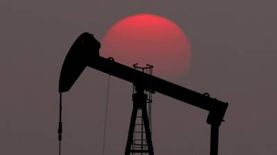 Цена нефти Brent впервые с 1 июня опустилась ниже $70 за баррель