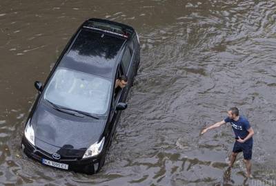 Власти Киева пообещали устранить последствия стихии до ночи