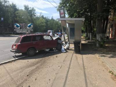 Легковушка влетела в остановку на улице Бекетова в Нижнем Новгороде