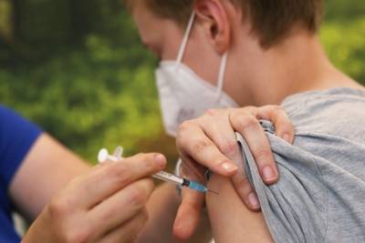 Педиатр-иммунолог рассказал, как вакцину от коронавируса тестируют на детях