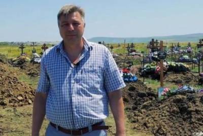 Директор российского кладбища и мэр среди могил призвали вакцинироваться