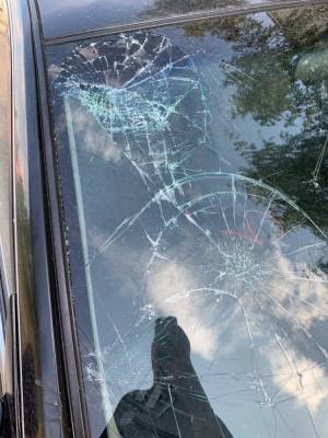 В Твери велосипедист разбил головой стекло машины и уехал с места происшествия