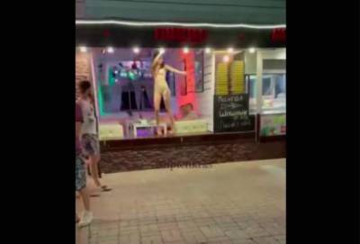 Перепутали? В Сочи пиццерия заманивает посетителей девушкой, танцующей в витрине - bloknot.ru - Сочи