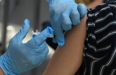 Великобритания разрешила вакцинацию подростков от 12 до 15 лет
