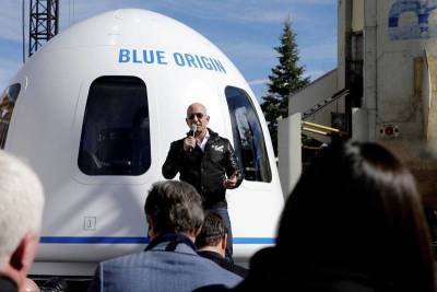 Безос полетит в космос в компании с «зубром» авиации и юнцом