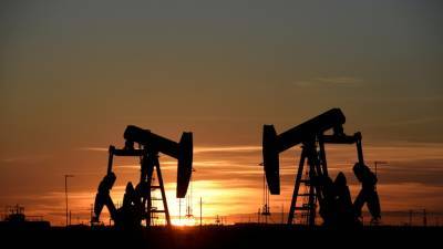Цены на нефть снижаются на 7—8%