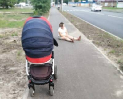 Ребенок в коляске чуть не попал под машину по вине пьяной матери в Нижнем Новгороде