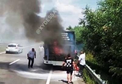 Под Одессой загорелся пассажирский автобус (видео)