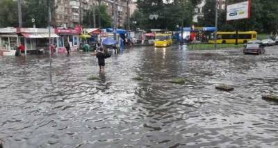 В Киеве затопило улицы и метро. Кличко заявил, что город был готов к ливням