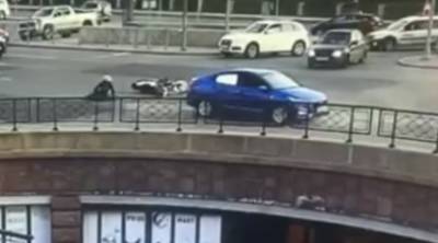 Момент столкновения такси и мотоциклиста в Петербурге попал на видео