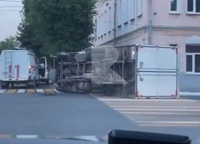 В центре Рязани опрокинулся грузовик, есть пострадавший
