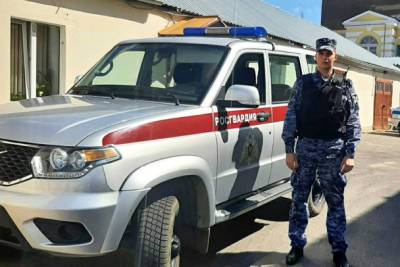 В Гатчине полицейский спас женщину от нападения мужчины с ножом