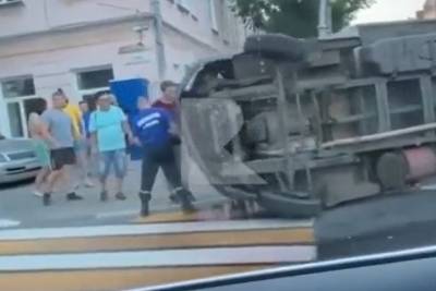 В центре Рязани перевернулся фургон, пострадал 19-летний молодой человек