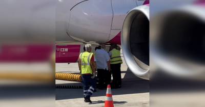 Пассажиры ждали сутки: рейс Wizz Air из Афин в Киев задержали без объяснения причин (видео)