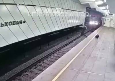 В московском метро подросток-трюкач прыгнул под поезд метро и остался жив