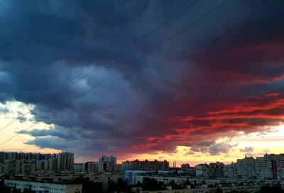 Страшно красиво: петербуржцы делятся фотографиями необычного неба над городом