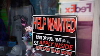 В США резко упало количество обращений за пособием по безработице
