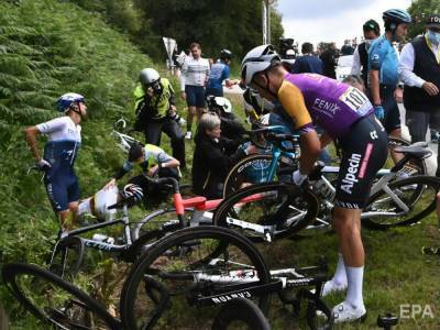 Организаторы "Тур де Франс" отозвали иск против болельщицы, из-за которой произошло массовое падение участников велогонки